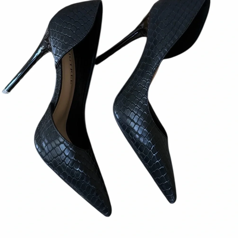 Chic Black Textured Heels​